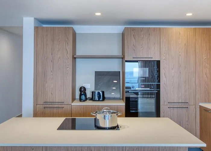 Exquisite Seafront Getaway *