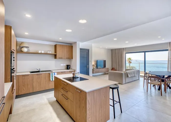 Daire Exquisite Seafront Getaway