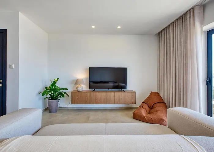 Exquisite Seafront Getaway Daire *