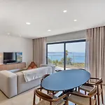 Exquisite Seafront Getaway Lägenhet