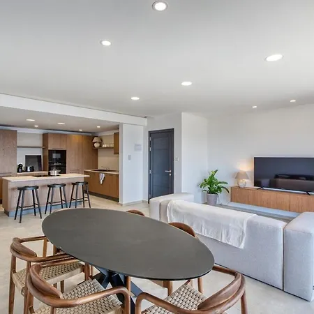 Exquisite Seafront Getaway Apartament