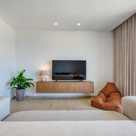 Exquisite Seafront Getaway Apartament *