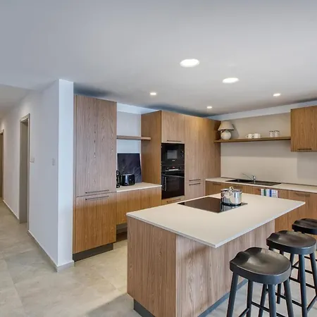 Exquisite Seafront Getaway Apartament