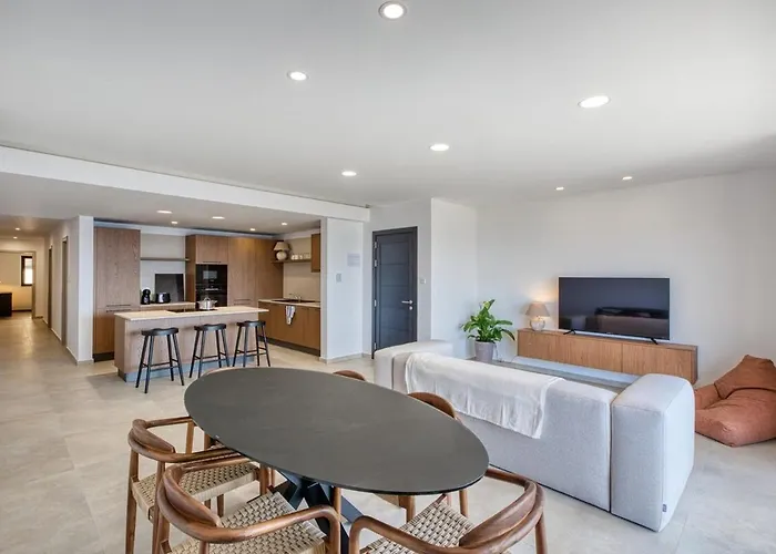 Exquisite Seafront Getaway Apartament