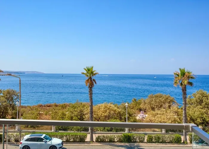 Exquisite Seafront Getaway דירה *